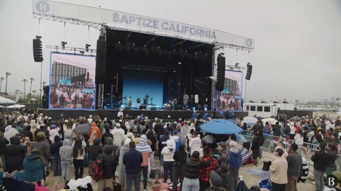 3 萬人參加為加州施洗活動。(圖／Oceans Church）